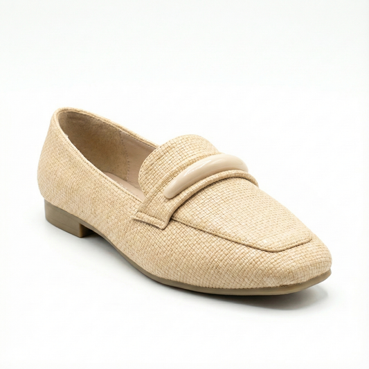 حذاء موكاسين بيج فاتح بنعل مسطح ومقدمة مربعة، تفاصيل شريط علوي. - beige